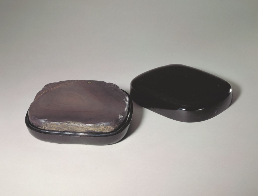 砚为端石质地,材质细腻,温润,随石材形状略加打磨而成,下端尚存留黄色